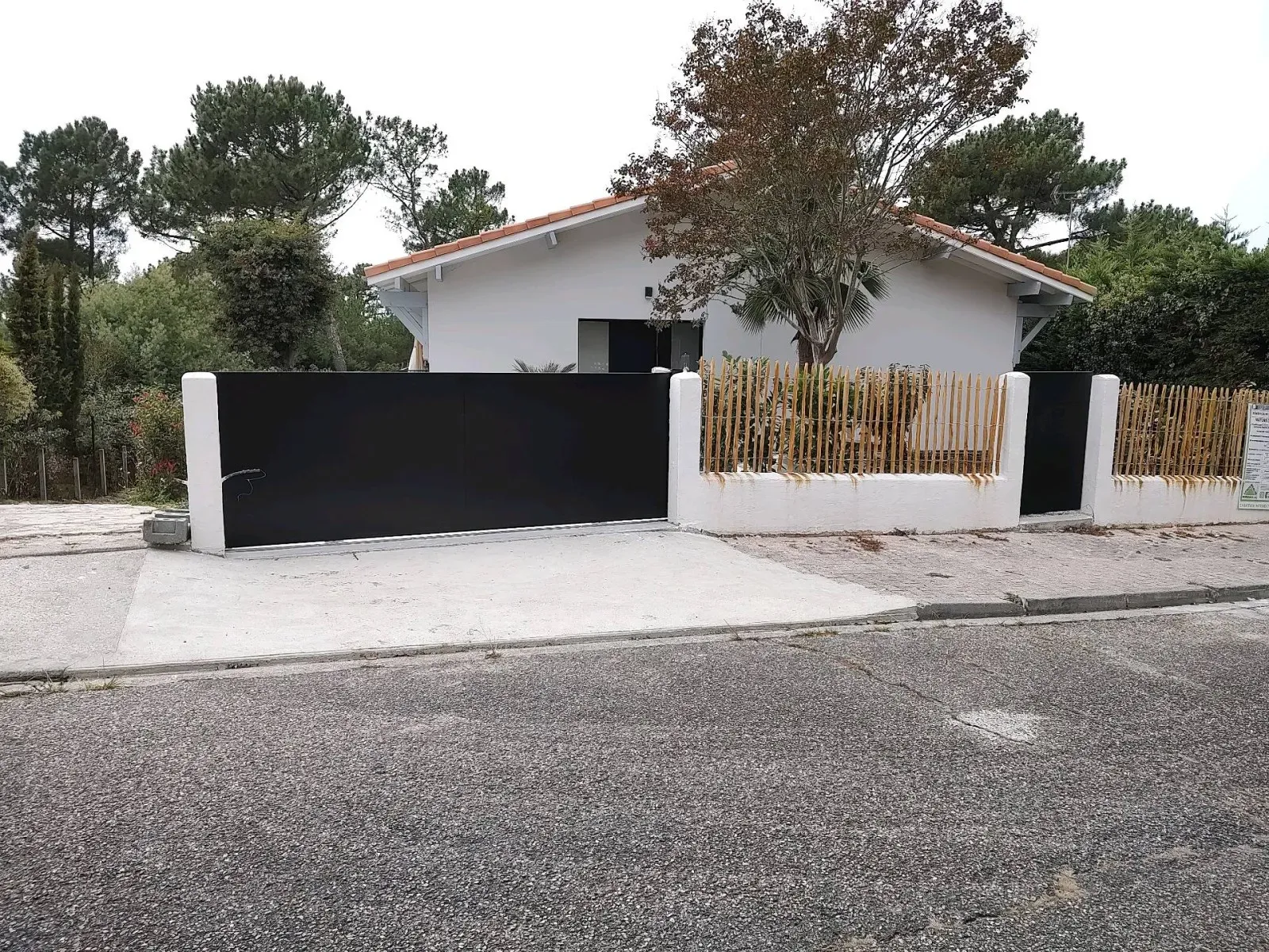 Création de portail sur-mesure : fabrication d'un portail plein à Salles