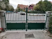 Installation d'un portail en acier sur mesure à l'entrée d'une maison à Biganos (webp