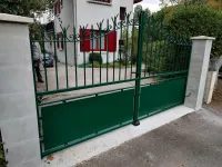 Installation d'un portail en acier sur mesure à l'entrée d'une maison à Biganos (webp