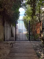 Entreprise spécialisée dans la pose et la fabrication sur mesure de portillon en acier à Arcachon (webp