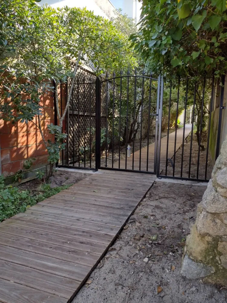 Entreprise spécialisée dans la pose et la fabrication sur mesure de portillon en acier à Arcachon (webp