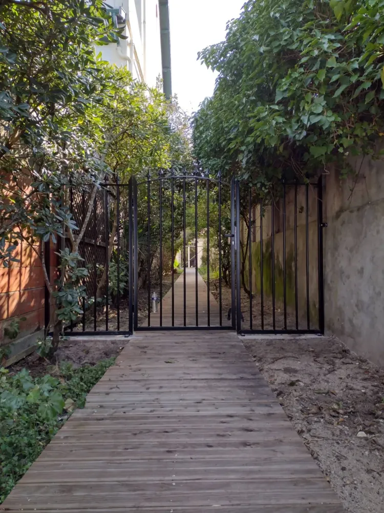 Entreprise spécialisée dans la pose et la fabrication sur mesure de portillon en acier à Arcachon (webp