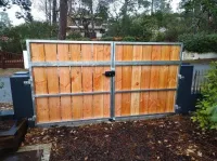 Fabrication sur mesure et pose d’un portail en acier et bois à Andernos les Bains (webp