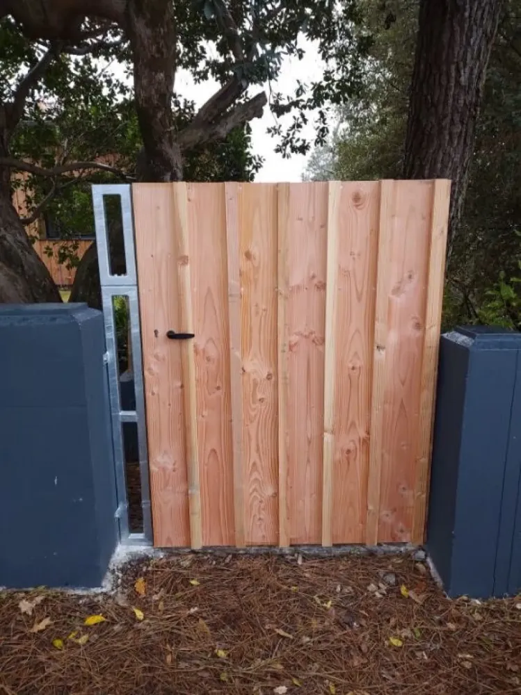 Fabrication sur mesure et pose d’un portail en acier et bois à Andernos les Bains (webp