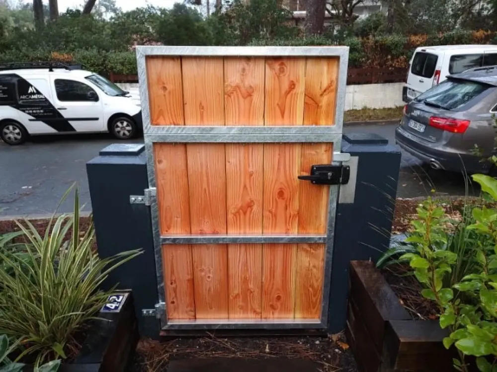 Fabrication sur mesure et pose d’un portail en acier et bois à Andernos les Bains (webp