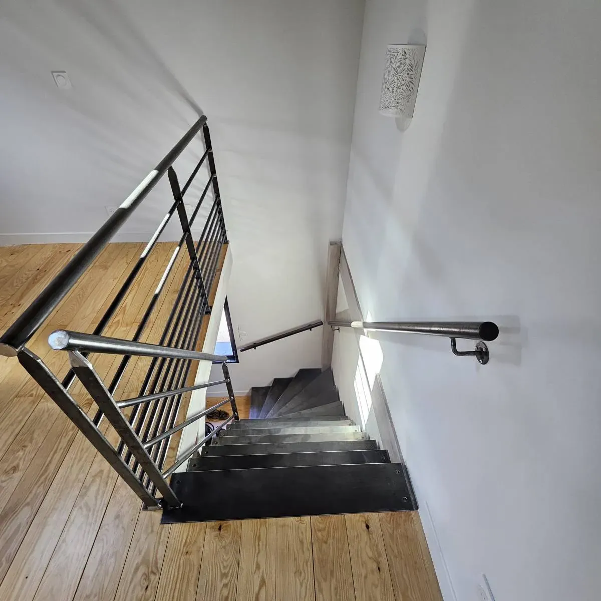 Où peut on trouver une entreprise qui fabrique des escaliers en acier brut à Gujan-Mestras ?