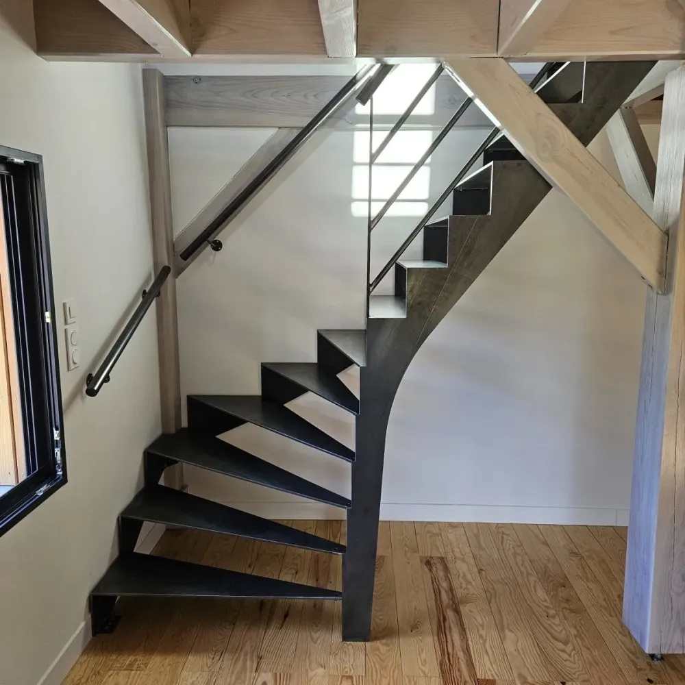 Ou peut on trouver une entreprise qui fabrique des escaliers en acier brut à Gujan Mestras  (2)webp