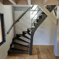 Ou peut on trouver une entreprise qui fabrique des escaliers en acier brut à Gujan Mestras  (2)webp