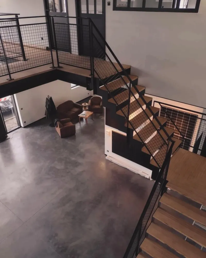 Quelle entreprise fabrique des escaliers sur mesure en acier et marches bois sur Mios (8)