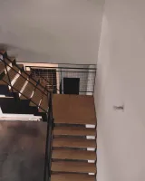 Quelle entreprise fabrique des escaliers sur mesure en acier et marches bois sur Mios (5)