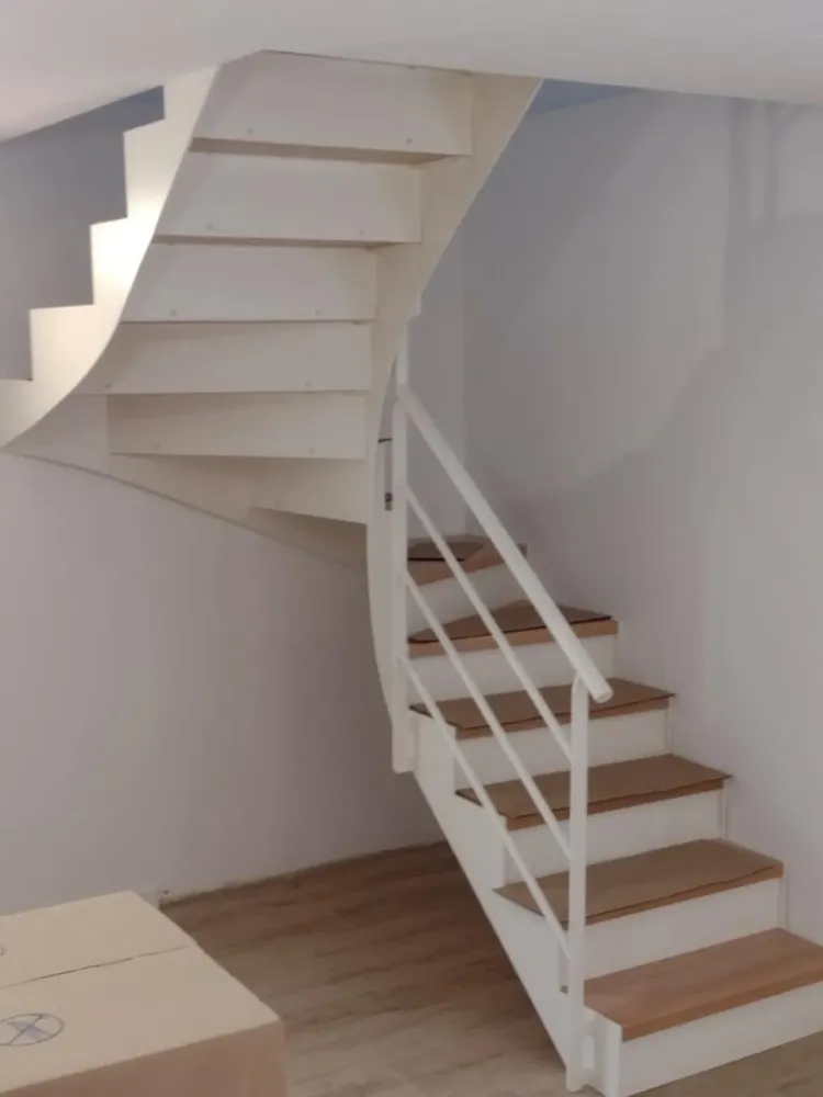 Pourquoi choisir un escalier en acier sur mesure sur le bassin d’Arcachon  (3webp