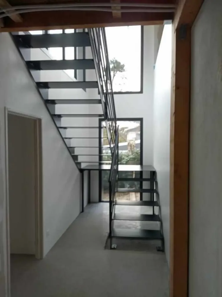 Quel professionnel fabrique et pose des escaliers sur mesure sur le bassin d’Arcachon  (1webp