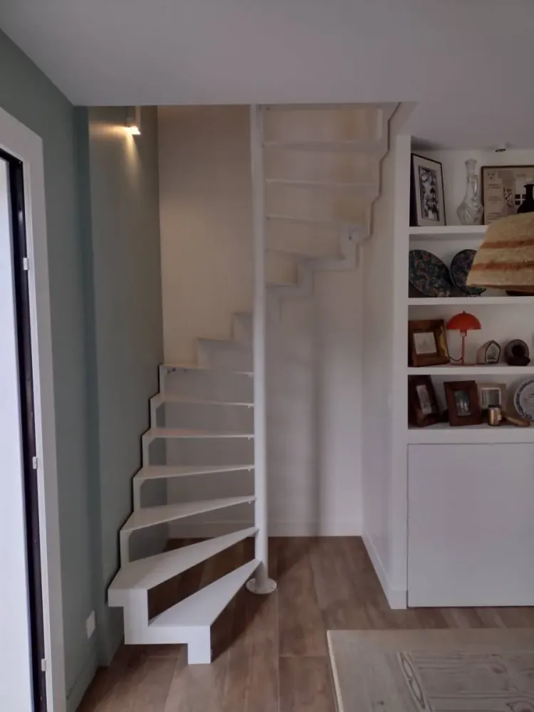 Fabrication et pose d'un escalier sur mesure hélicoïdal sur le bassin d'Arcachon (2webp