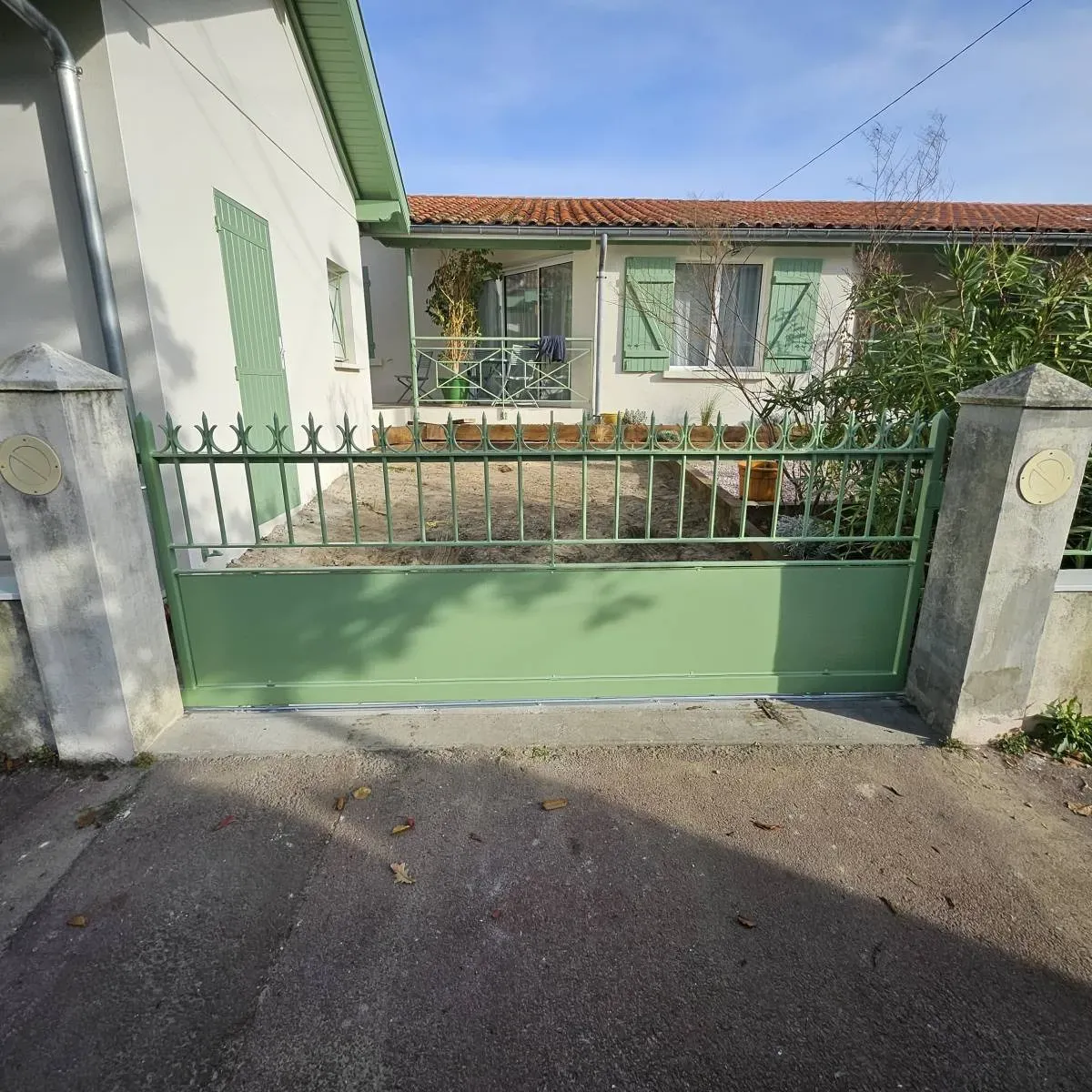 Ensemble de grilles, portail et portillon en acier sur mesure galvanisée et thermolaqué à Audenge