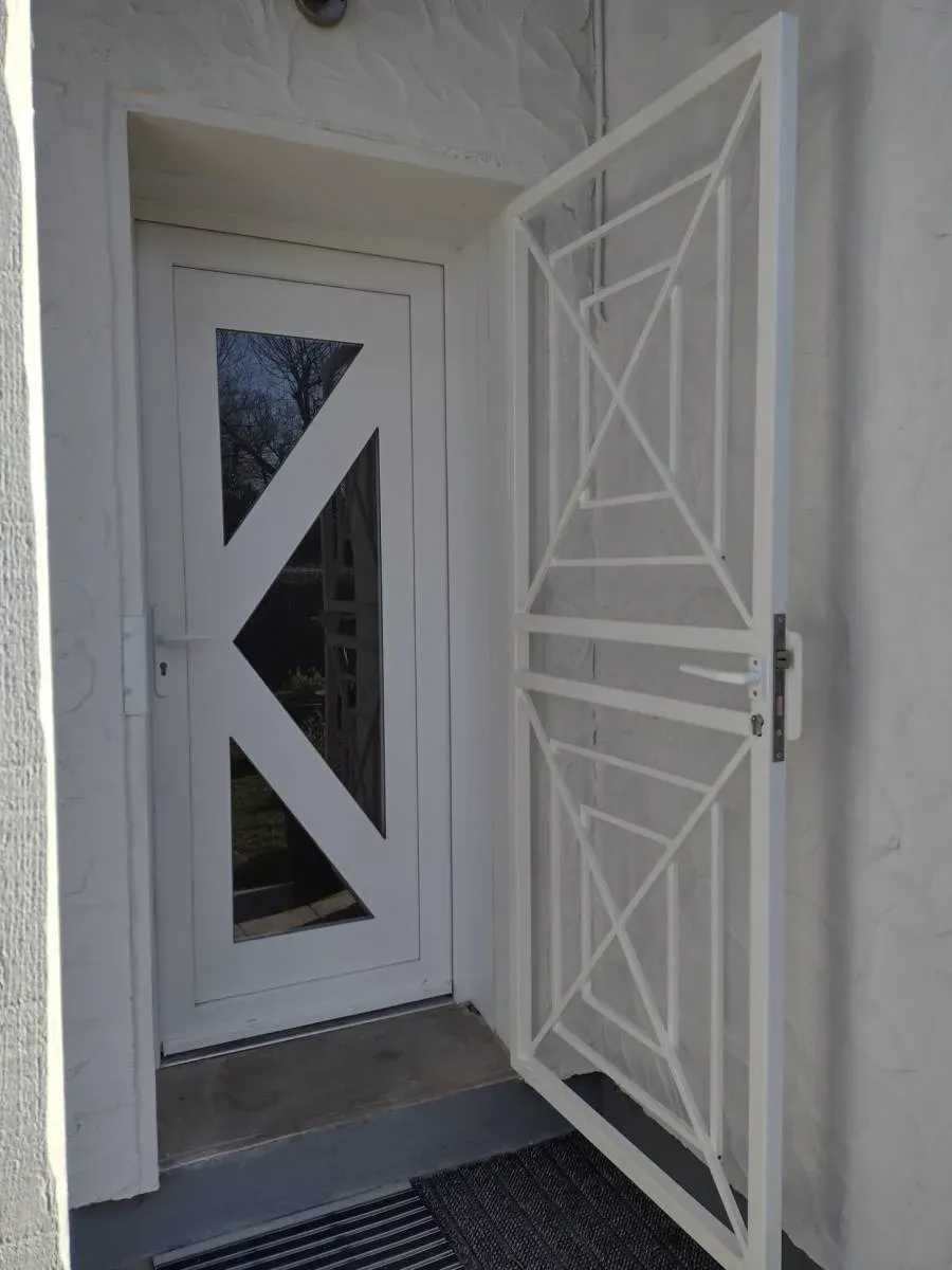 Réalisation et pose de grille de défense en acier à Mios afin de sécuriser la porte d’entrée