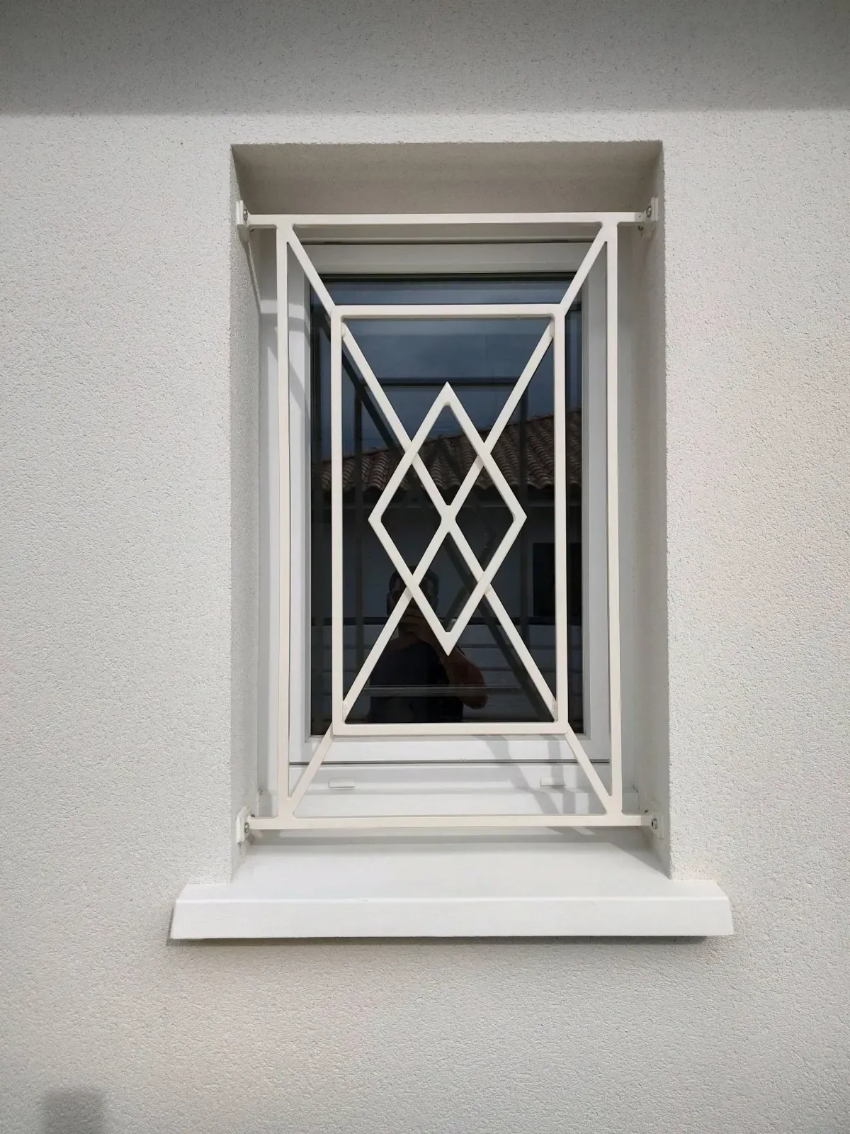 Où trouver un artisan ferronnier pour la fabrication et la pose de grille de sécurité