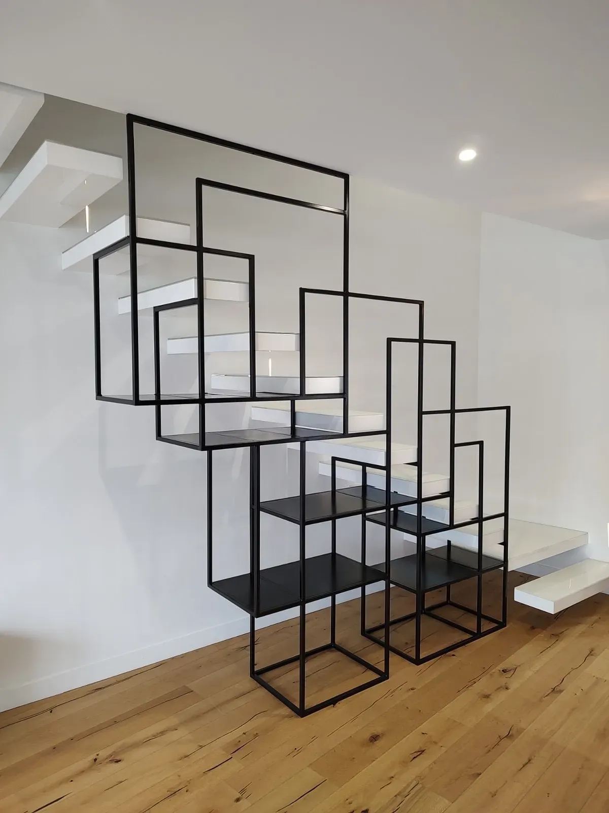 Pose et fabrication d’une étagère en acier sur mesure sur le bassin d’Arcachon