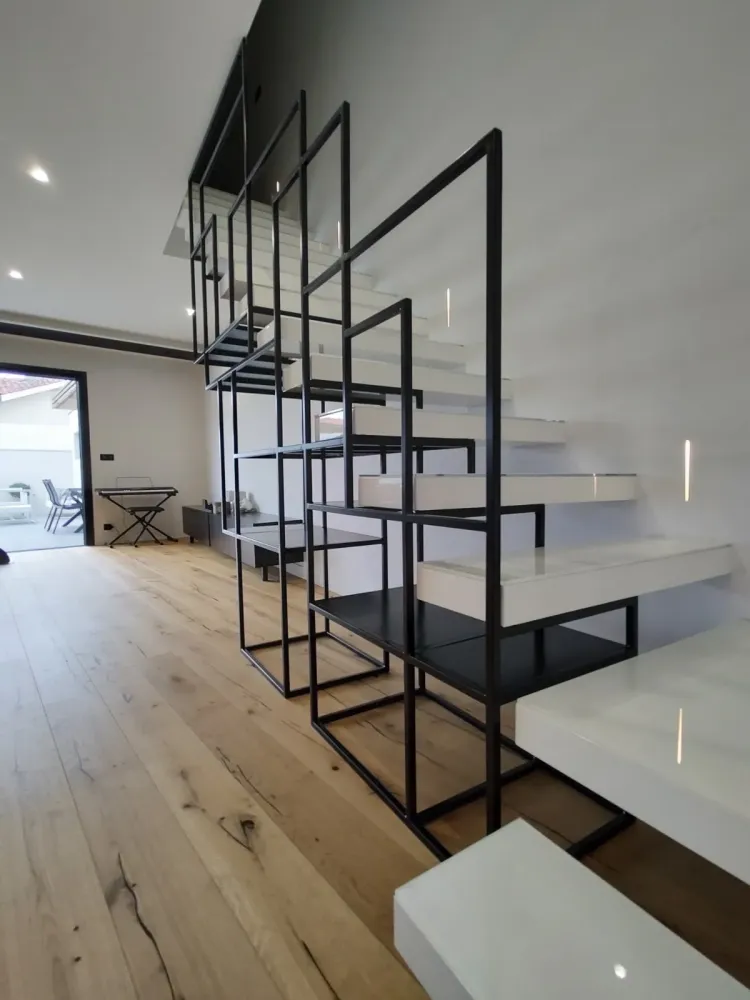 Pose et fabrication d’une étagère en acier sur mesure webp