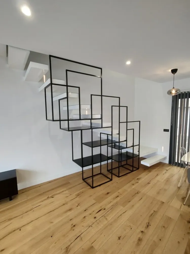 Pose et fabrication d’une étagère en acier sur mesure webp