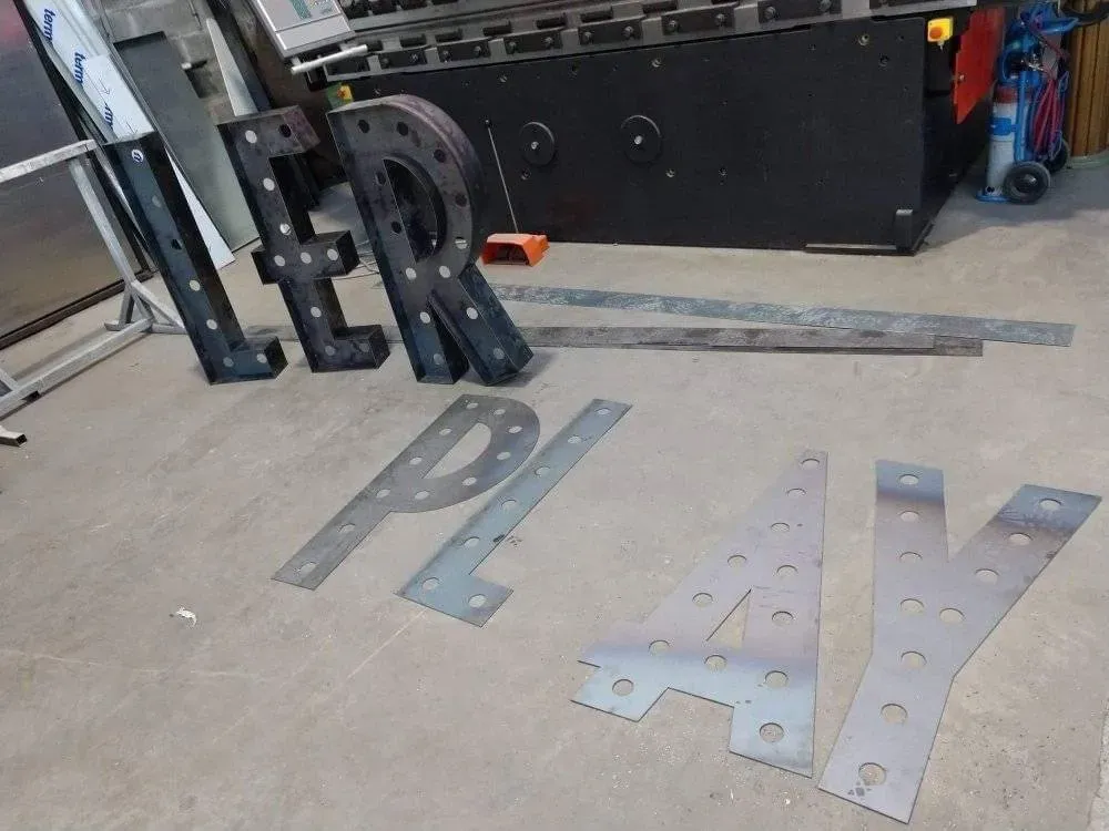 Conception et réalisation d’enseigne en acier déwebp